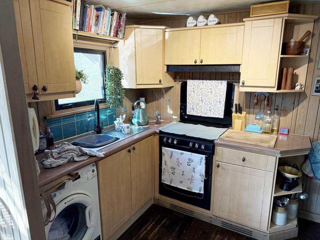 Lot: 80 - FISHING LODGE AND LAKE ON APPROX. ONE ACRE - Integrated kitchen with fitted units